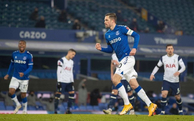 官方：弗拉门戈门将罗西遭遇抢劫，所乘车辆中弹好在无人受伤.